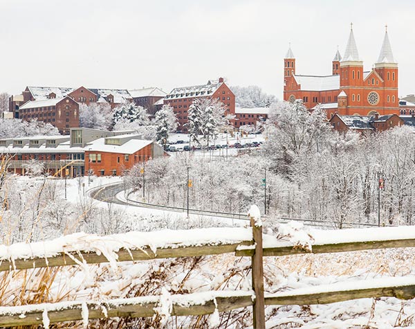 Photo of Saint Vincent Campus whie snowing